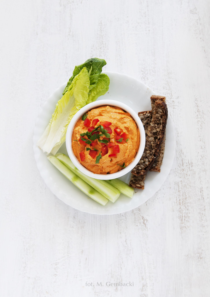 hummus z pieczoną papryką